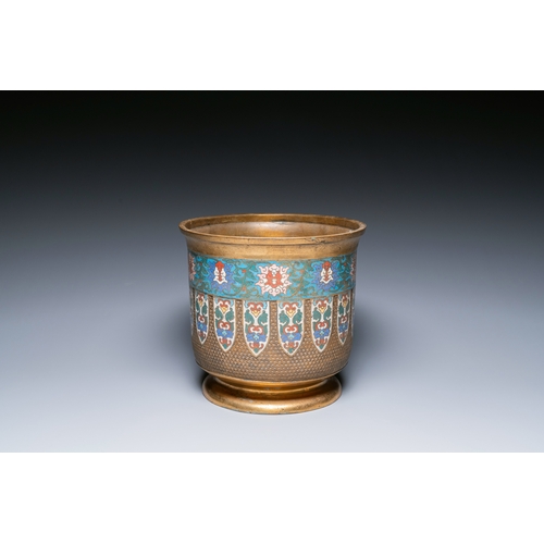 117 - A Chinese cloisonne and gilt-bronze jardiniere, 18/19th C.Description:Dia.: 27 cm - H.: 25 cmConditi... 