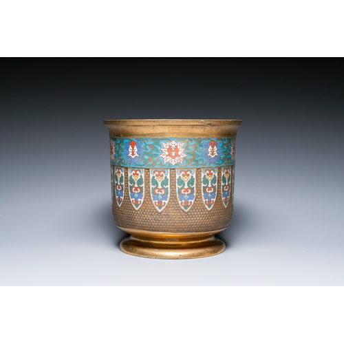 117 - A Chinese cloisonne and gilt-bronze jardiniere, 18/19th C.Description:Dia.: 27 cm - H.: 25 cmConditi... 