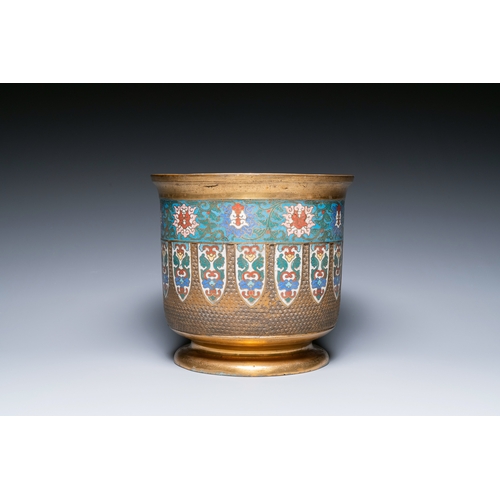 117 - A Chinese cloisonne and gilt-bronze jardiniere, 18/19th C.Description:Dia.: 27 cm - H.: 25 cmConditi... 