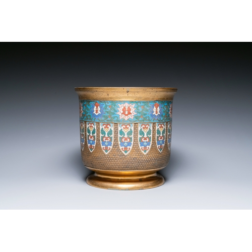 117 - A Chinese cloisonne and gilt-bronze jardiniere, 18/19th C.Description:Dia.: 27 cm - H.: 25 cmConditi... 