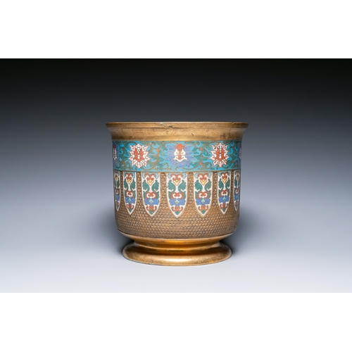 117 - A Chinese cloisonne and gilt-bronze jardiniere, 18/19th C.Description:Dia.: 27 cm - H.: 25 cmConditi... 