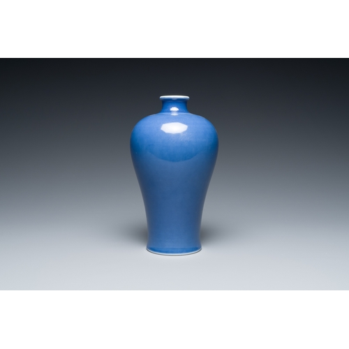 133 - A Chinese monochrome blue-glazed vase, 'meiping', Qianlong mark, RepublicDescription:H.: 19 cmCondit... 