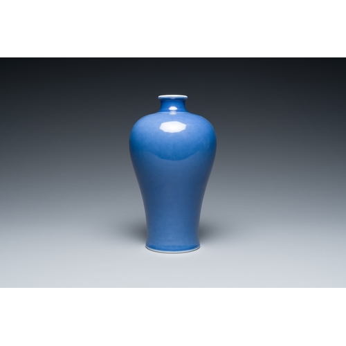 133 - A Chinese monochrome blue-glazed vase, 'meiping', Qianlong mark, RepublicDescription:H.: 19 cmCondit... 