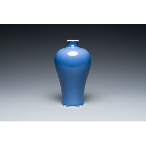 133 - A Chinese monochrome blue-glazed vase, 'meiping', Qianlong mark, RepublicDescription:H.: 19 cmCondit... 