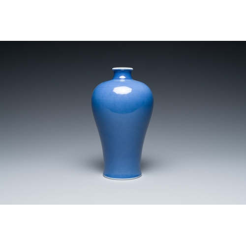 133 - A Chinese monochrome blue-glazed vase, 'meiping', Qianlong mark, RepublicDescription:H.: 19 cmCondit... 