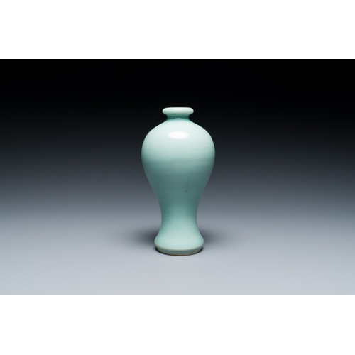 135 - A Chinese monochrome celadon-glazed 'meiping' vase, 19/20th C.Description:H.: 14,5 cmCondition repor... 