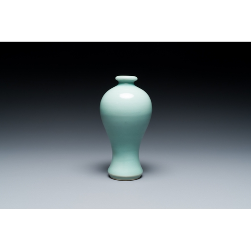 135 - A Chinese monochrome celadon-glazed 'meiping' vase, 19/20th C.Description:H.: 14,5 cmCondition repor... 