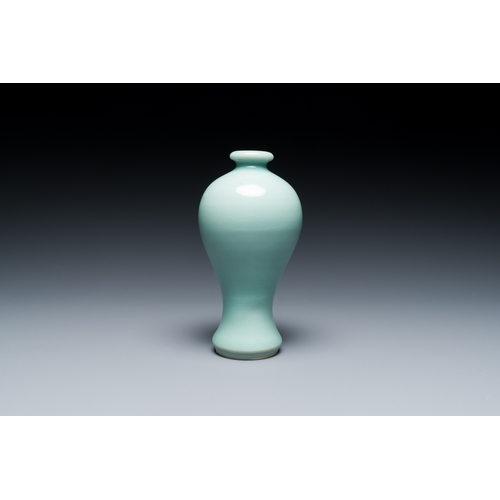 135 - A Chinese monochrome celadon-glazed 'meiping' vase, 19/20th C.Description:H.: 14,5 cmCondition repor... 