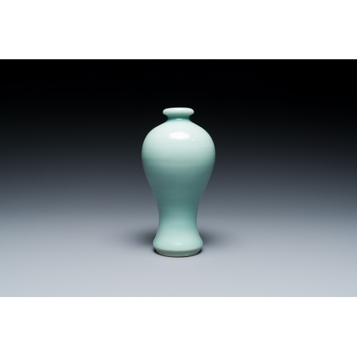 135 - A Chinese monochrome celadon-glazed 'meiping' vase, 19/20th C.Description:H.: 14,5 cmCondition repor... 