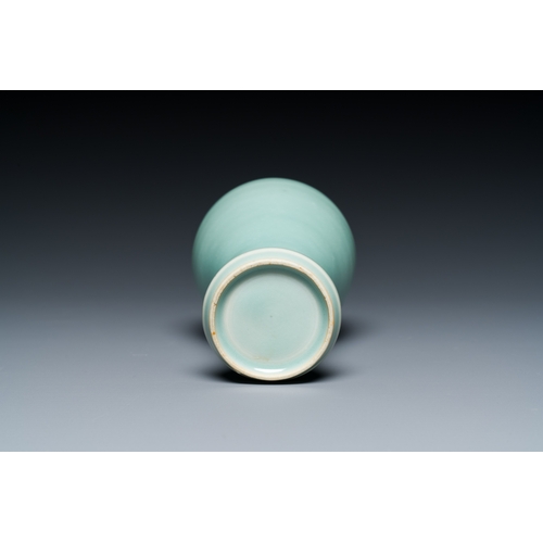 135 - A Chinese monochrome celadon-glazed 'meiping' vase, 19/20th C.Description:H.: 14,5 cmCondition repor... 