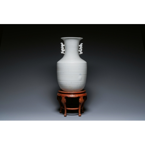 146 - A Chinese white-glazed vase on wooden stand, 19th C.Description:H.: 51,5 cm (the vase)H.: 70,5 cm (i... 