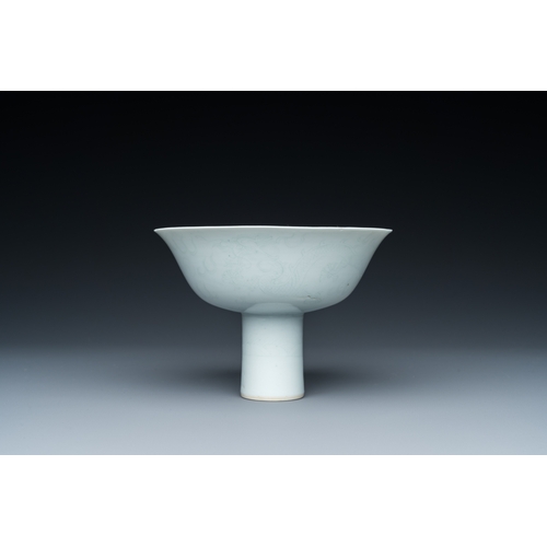 148 - A Chinese monochrome white-glazed stem cup with anhua dragon design, Qianlong mark, 18/19th C.Descri... 