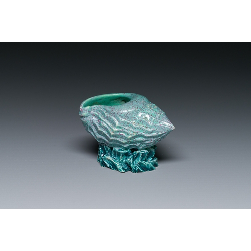 152 - A Chinese robin's egg-glazed shell-shaped water pot, QianlongDescription:L.: 8,5 cm - H.: 6 cmCondit... 