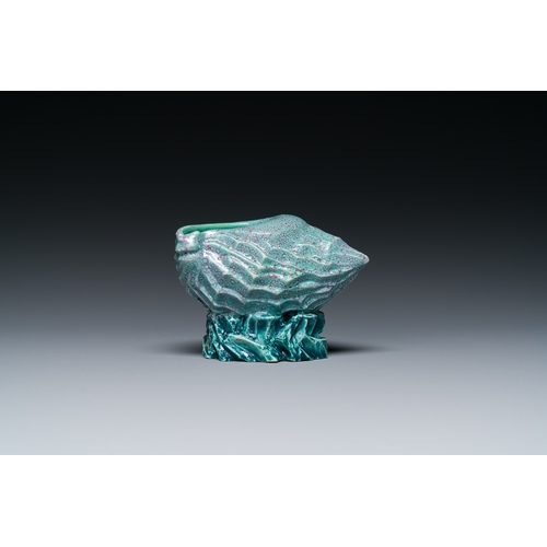 152 - A Chinese robin's egg-glazed shell-shaped water pot, QianlongDescription:L.: 8,5 cm - H.: 6 cmCondit... 