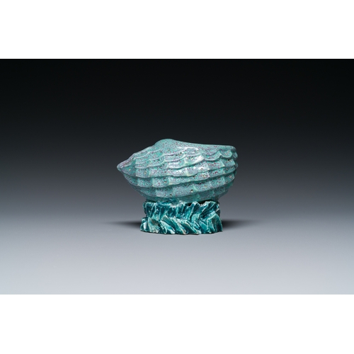 152 - A Chinese robin's egg-glazed shell-shaped water pot, QianlongDescription:L.: 8,5 cm - H.: 6 cmCondit... 