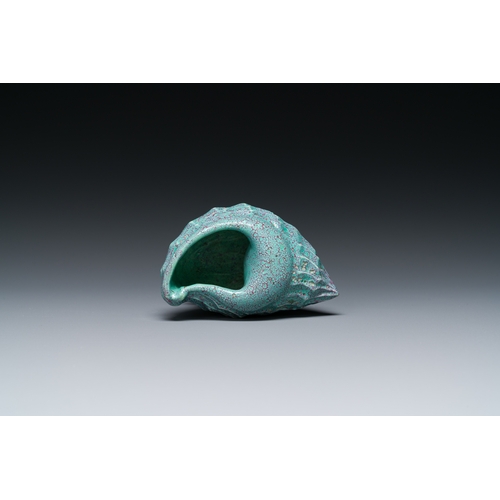 152 - A Chinese robin's egg-glazed shell-shaped water pot, QianlongDescription:L.: 8,5 cm - H.: 6 cmCondit... 