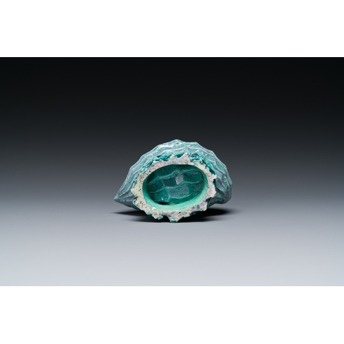 152 - A Chinese robin's egg-glazed shell-shaped water pot, QianlongDescription:L.: 8,5 cm - H.: 6 cmCondit... 