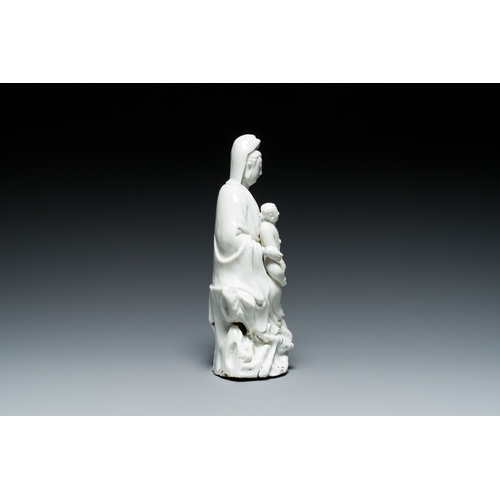 156 - A Chinese Dehua blanc de Chine figure of Guanyin with a boy, Kangxi/QianlongDescription:H.: 26 cmCon... 