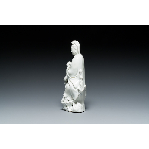 156 - A Chinese Dehua blanc de Chine figure of Guanyin with a boy, Kangxi/QianlongDescription:H.: 26 cmCon... 