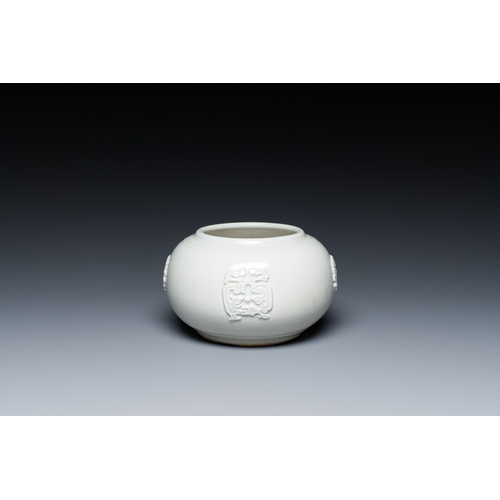 165 - A Chinese white-glazed relief-molded bowl, Qianlong mark, 19th C.Description:H.: 9,5 cm Provenance:-... 