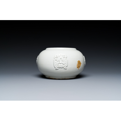 165 - A Chinese white-glazed relief-molded bowl, Qianlong mark, 19th C.Description:H.: 9,5 cm Provenance:-... 