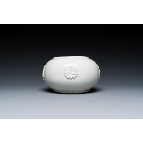 165 - A Chinese white-glazed relief-molded bowl, Qianlong mark, 19th C.Description:H.: 9,5 cm Provenance:-... 