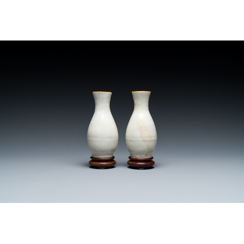 175 - A pair of Chinese crackle-glazed bottle vases, 19th C.Description:H.: 13 cm (incl. the stands) H.: 1... 