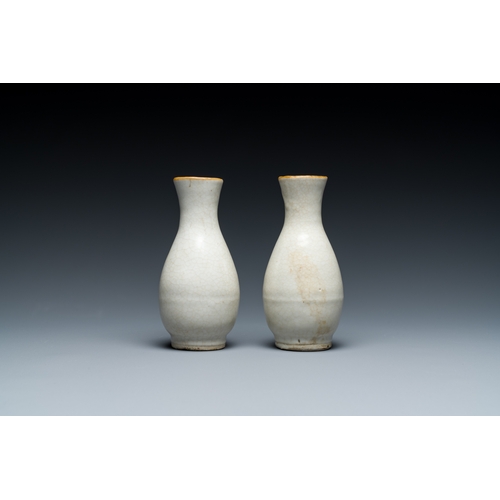 175 - A pair of Chinese crackle-glazed bottle vases, 19th C.Description:H.: 13 cm (incl. the stands) H.: 1... 