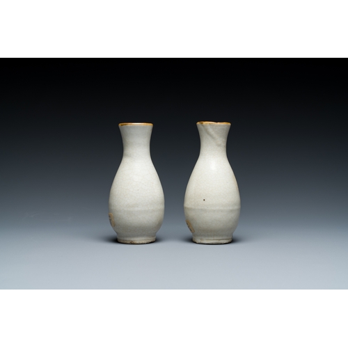 175 - A pair of Chinese crackle-glazed bottle vases, 19th C.Description:H.: 13 cm (incl. the stands) H.: 1... 