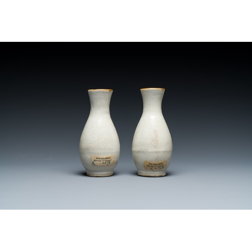 175 - A pair of Chinese crackle-glazed bottle vases, 19th C.Description:H.: 13 cm (incl. the stands) H.: 1... 