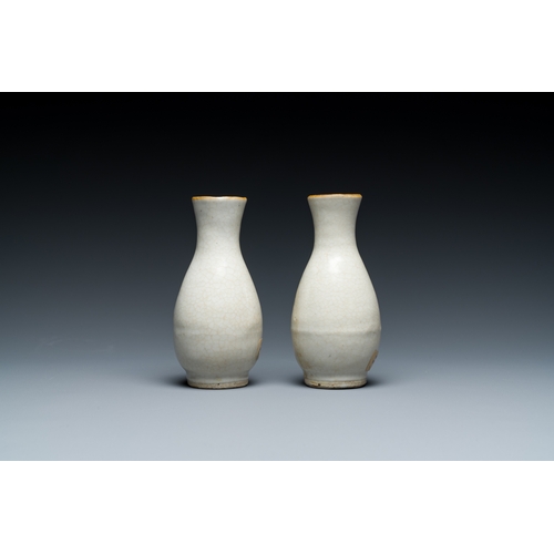 175 - A pair of Chinese crackle-glazed bottle vases, 19th C.Description:H.: 13 cm (incl. the stands) H.: 1... 