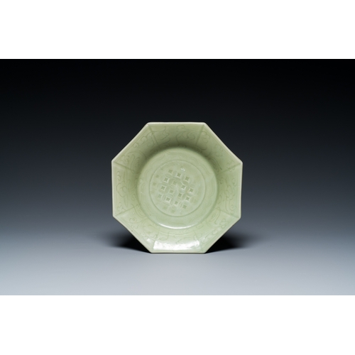 177 - A Chinese octagonal Longquan celadon dish with underglaze design, MingDescription:Dia.: 22 cm - H.: ... 