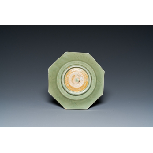 177 - A Chinese octagonal Longquan celadon dish with underglaze design, MingDescription:Dia.: 22 cm - H.: ... 