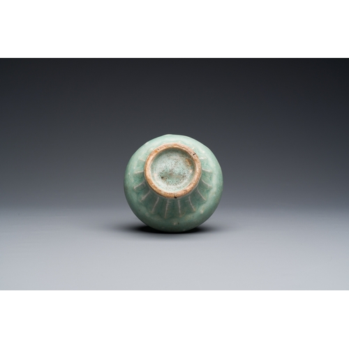 180 - A Chinese Longquan celadon bottle vase, Yuan/MingDescription:H.: 22,5 cmCondition reports:Please con... 