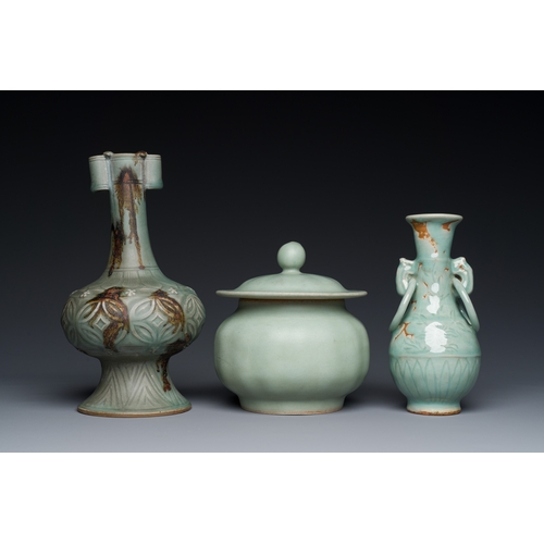 181 - Three Chinese Longquan celadon vases and a dish, Yuan/MingDescription:Dia.: 27,5 cm - H.: 6 cm (the ... 