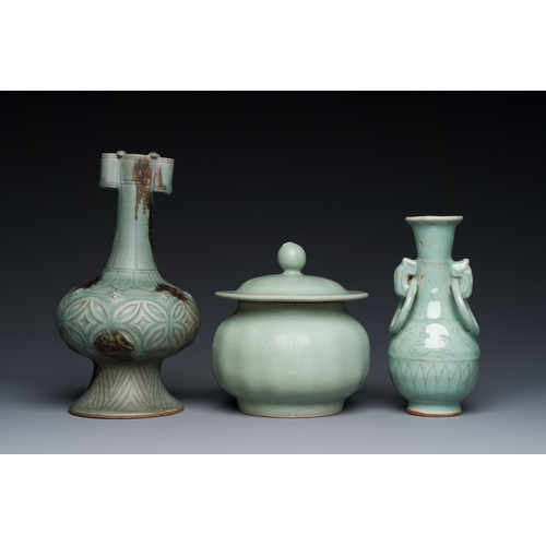 181 - Three Chinese Longquan celadon vases and a dish, Yuan/MingDescription:Dia.: 27,5 cm - H.: 6 cm (the ... 