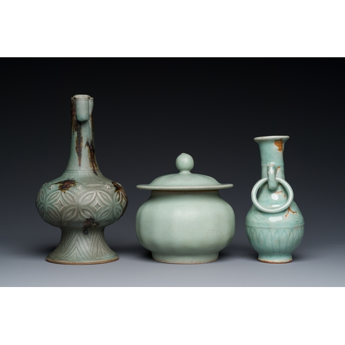 181 - Three Chinese Longquan celadon vases and a dish, Yuan/MingDescription:Dia.: 27,5 cm - H.: 6 cm (the ... 