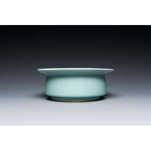 185 - A Chinese Longquan celadon brush washer, Song or laterDescription:Dia.: 19 cm - H.: 7,5 cm Provenanc... 