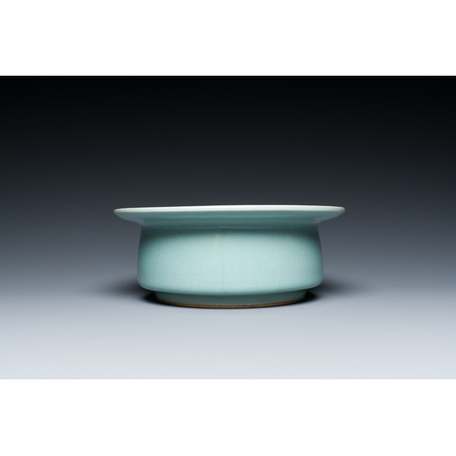 185 - A Chinese Longquan celadon brush washer, Song or laterDescription:Dia.: 19 cm - H.: 7,5 cm Provenanc... 