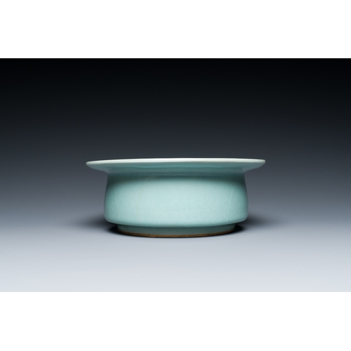 185 - A Chinese Longquan celadon brush washer, Song or laterDescription:Dia.: 19 cm - H.: 7,5 cm Provenanc... 