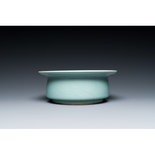 185 - A Chinese Longquan celadon brush washer, Song or laterDescription:Dia.: 19 cm - H.: 7,5 cm Provenanc... 