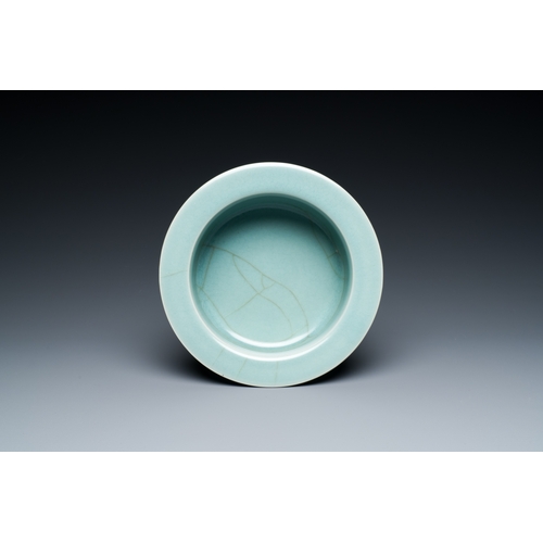 185 - A Chinese Longquan celadon brush washer, Song or laterDescription:Dia.: 19 cm - H.: 7,5 cm Provenanc... 