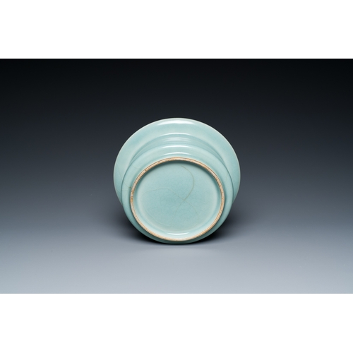 185 - A Chinese Longquan celadon brush washer, Song or laterDescription:Dia.: 19 cm - H.: 7,5 cm Provenanc... 