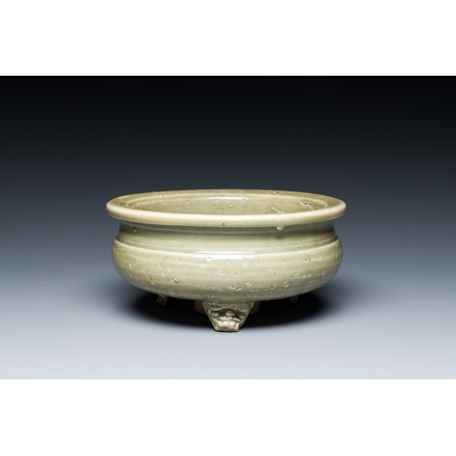 189 - A Chinese Longquan celadon tripod censer, MingDescription:Dia.: 15,5 cm - H.: 7,5 cm Provenance:- An... 