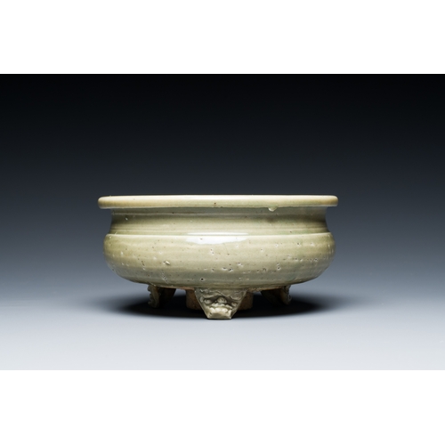 189 - A Chinese Longquan celadon tripod censer, MingDescription:Dia.: 15,5 cm - H.: 7,5 cm Provenance:- An... 