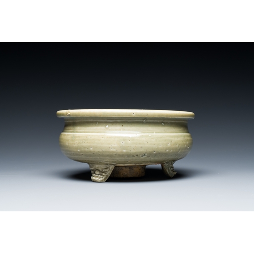 189 - A Chinese Longquan celadon tripod censer, MingDescription:Dia.: 15,5 cm - H.: 7,5 cm Provenance:- An... 