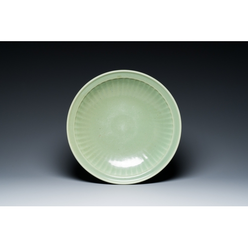 190 - A large Chinese Longquan celadon dish, Yuan/MingDescription:Dia.: 43 cm - H.: 11 cm Provenance:- An ... 