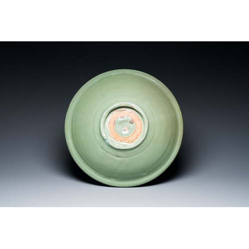 190 - A large Chinese Longquan celadon dish, Yuan/MingDescription:Dia.: 43 cm - H.: 11 cm Provenance:- An ... 