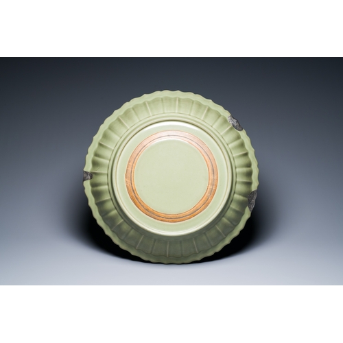 193 - A very large Chinese Longquan celadon dish, probably Chuzhou kiln, MingDescription:Dia.: 54 cm - H.:... 