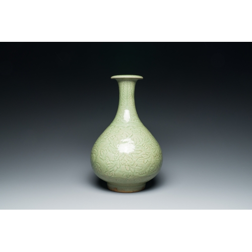 194 - A Chinese Longquan celadon 'yuhuchunping' vase with floral design, MingDescription:H.: 31,5 cm Prove... 